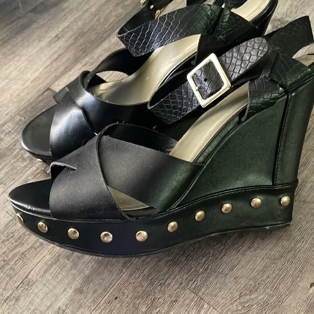 Sbicca black & gold platform sandals
